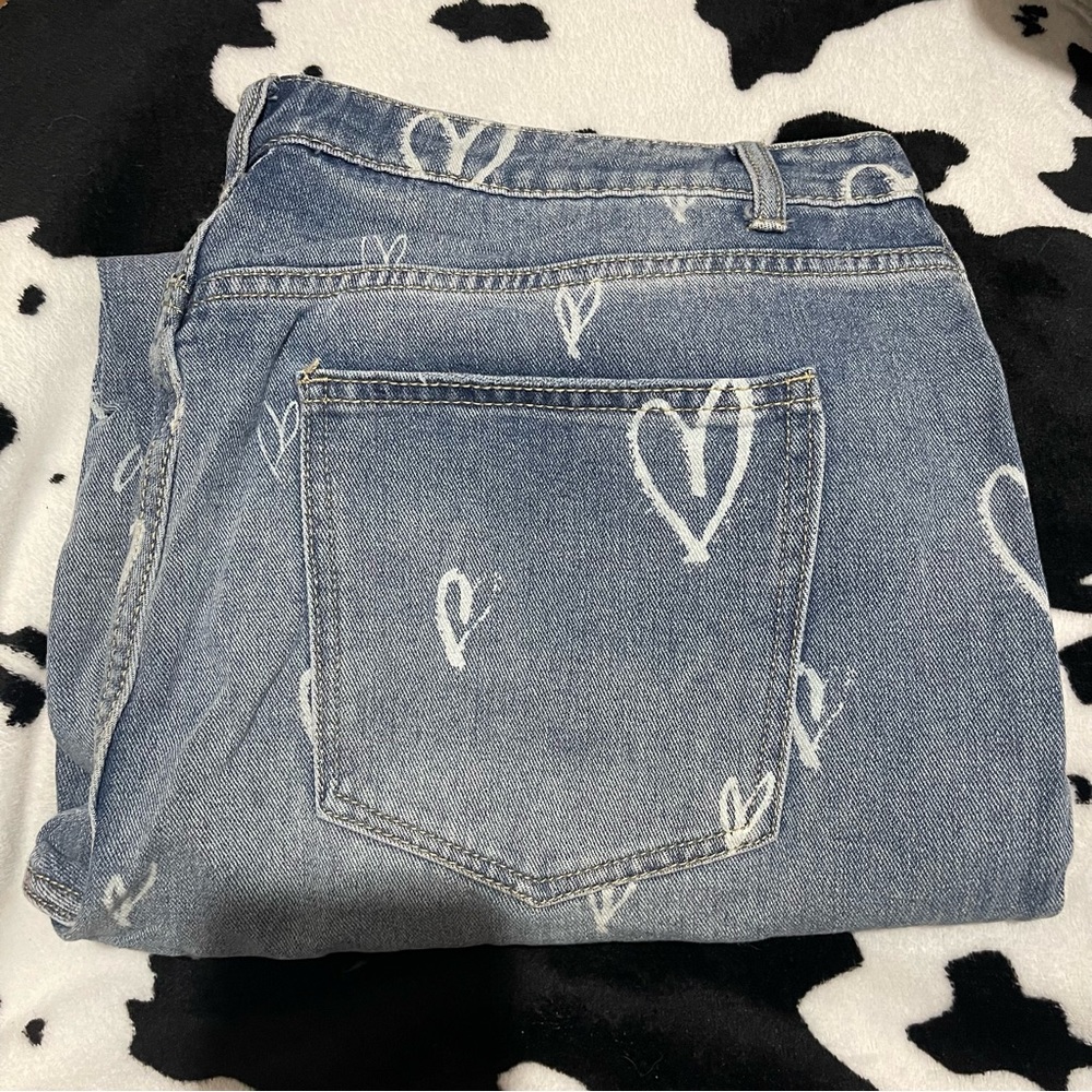 No Boundaries Heart Print Juniors’ High Rise Slim Straight Cropped Jeans